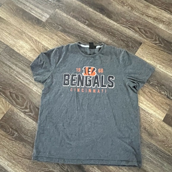 NFL Gray Short Sleeve Tee with Bengals Graphic Print - Picture 4 of 5
